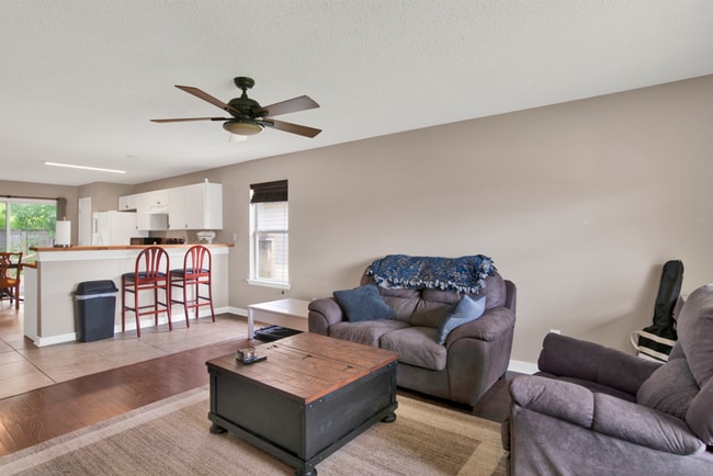 Building Photo - 3 Bed 2 Bath Home in Desired Neighborhood in West Pensacola