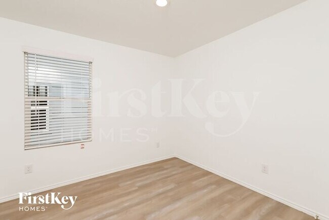 Building Photo - 10422 McClintock Dr
