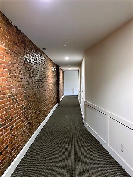 Building Photo - 1131 N High St