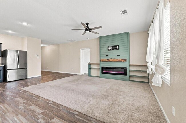 Building Photo - 405 Willow Creek Dr