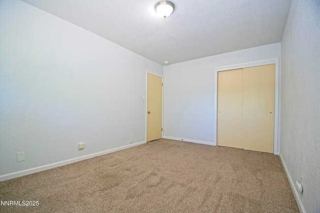 Building Photo - 3103 Lakeside Dr