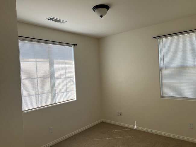 Building Photo - 5210 Village Green Ln