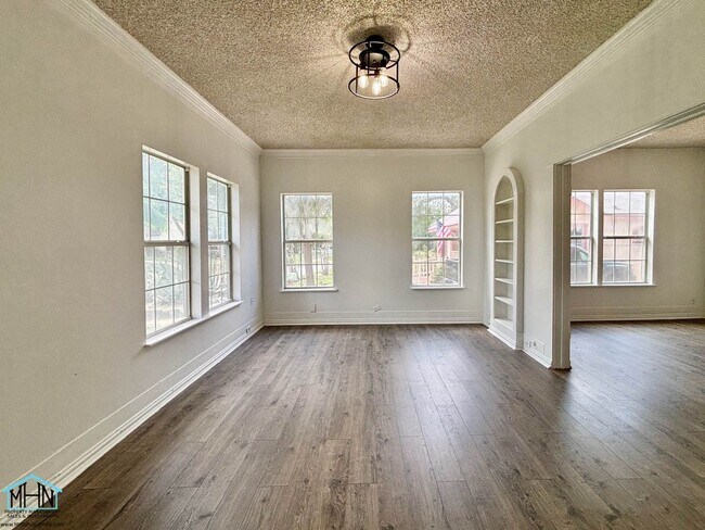 Building Photo - Cozy and Bright 3bedroom/1bath Vintage cha...