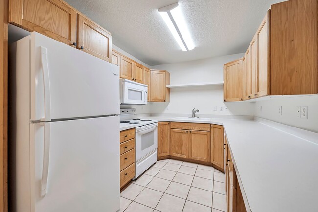 Building Photo - Darling Ground Floor Stonebrook Condo