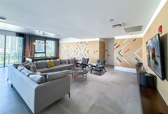 Building Photo - 121 NE 34th St