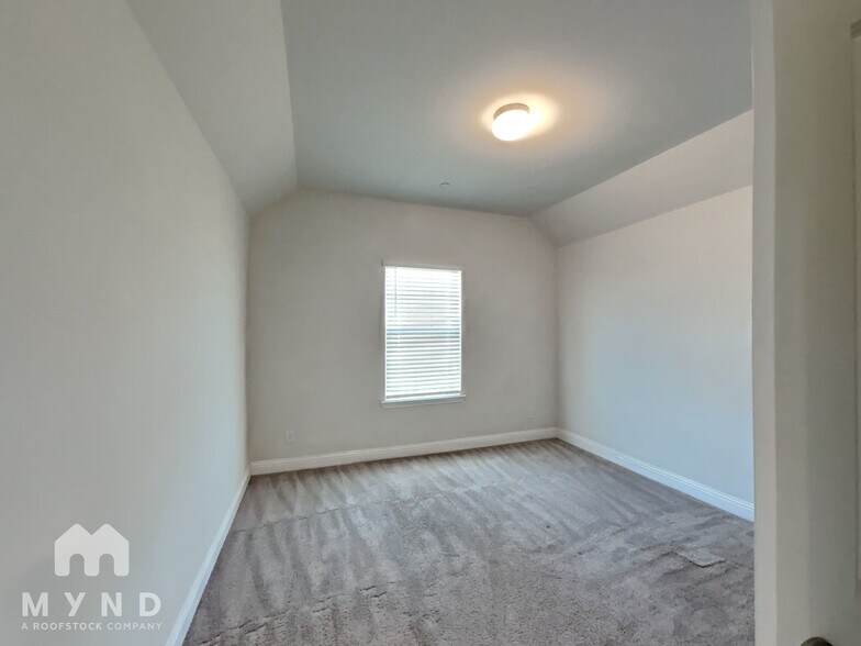 Building Photo - 5568 Kilmer Dr