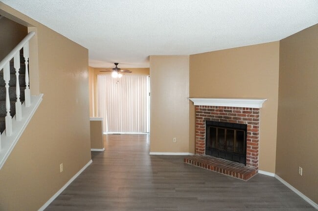 Building Photo - 3 Bed 2 Ba Condo w Garage - East Wichita