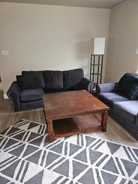 Building Photo - 590 Dee Ct