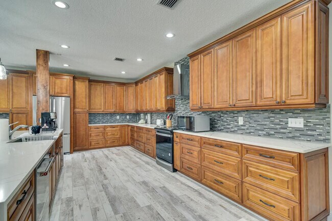 Building Photo - 5100 28th Ave N