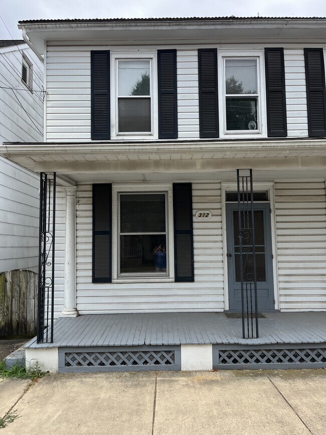 Primary Photo - 312 Main St