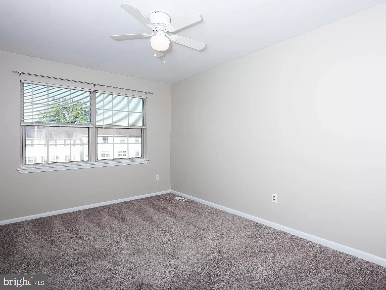 Large second bedroom - 232 Carlyn Ct