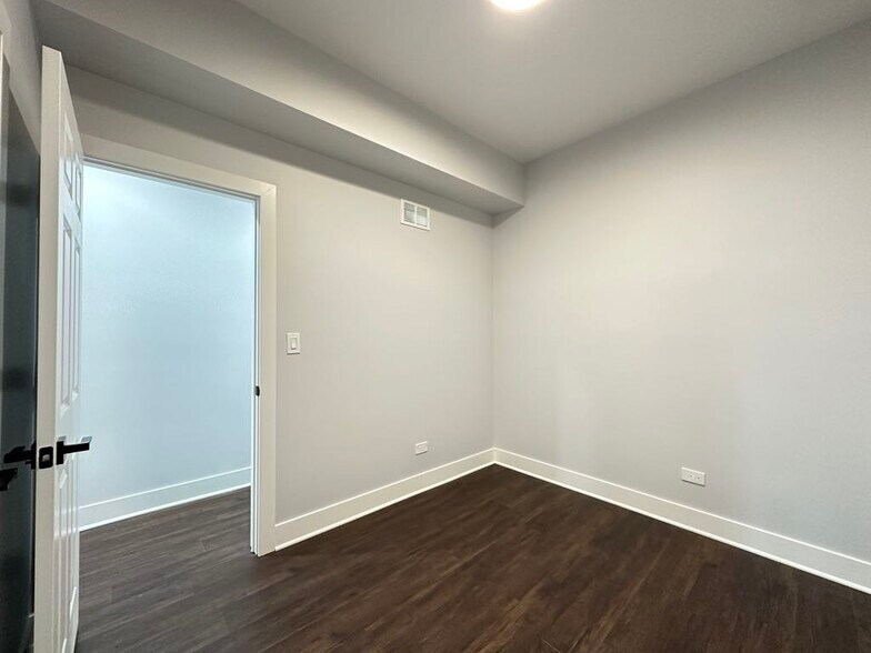 Building Photo - 2149 W Wilson Ave