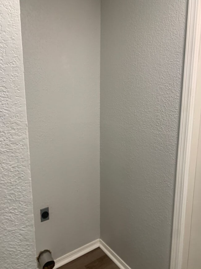 Building Photo - Renovated 3 Bedroom/ 1.5 Bath in Great Neighborhood