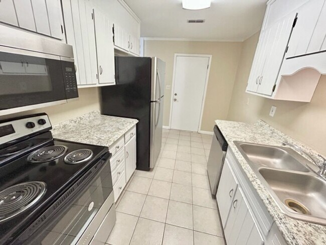 Building Photo - THREE BEDROOM/TWO BATH SOUTH HUNTSVILLE!