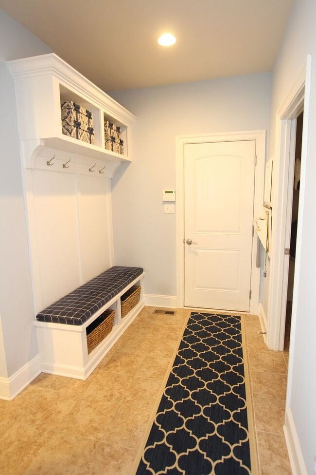 Building Photo - Beautiful Furnished Home Close to Bethany ...
