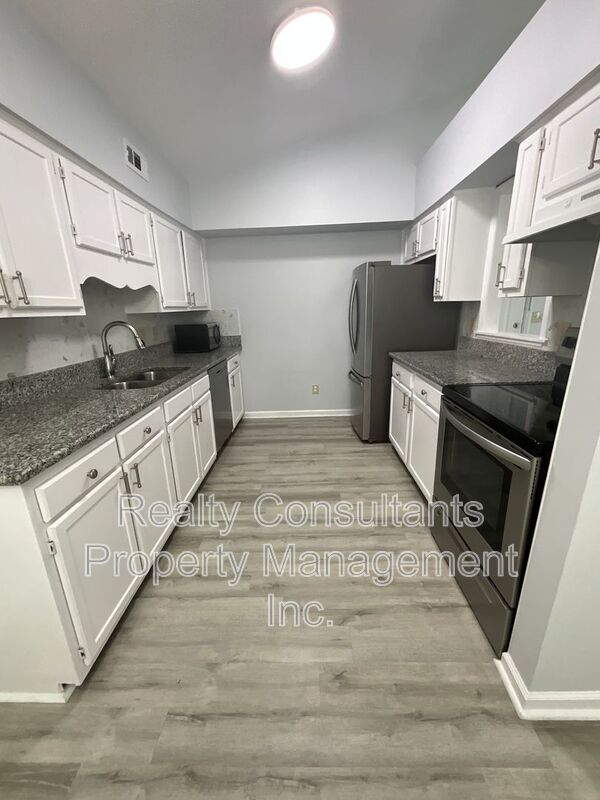 Building Photo - 7117 W Friendly Ave