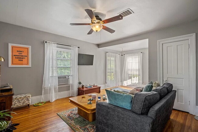 Building Photo - 514 Crescent St NE