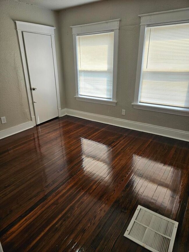 Building Photo - Property available 9/1/25