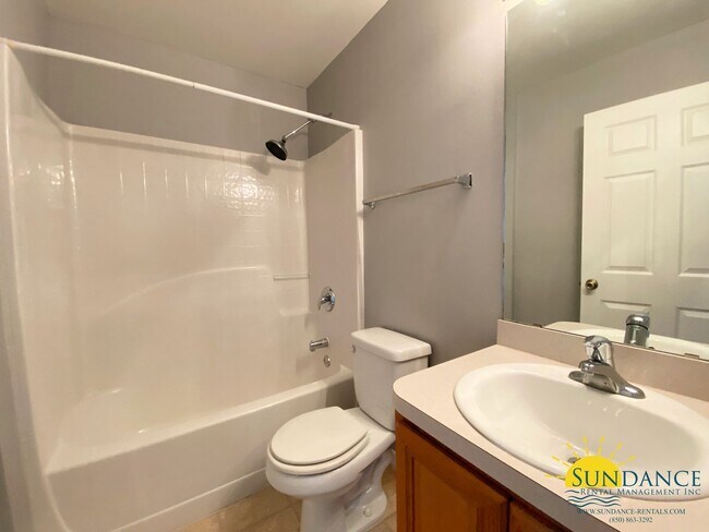 Building Photo - Lovely 4 Bedroom Home in Ridgecrest Subdivision