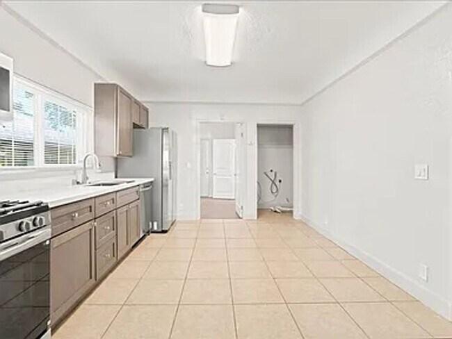 Building Photo - 3123 San Rafael Ct