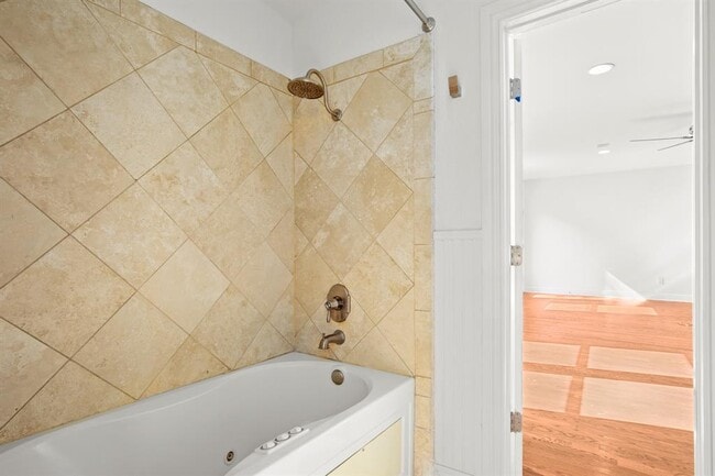 Building Photo - 2110 Oxford Ave