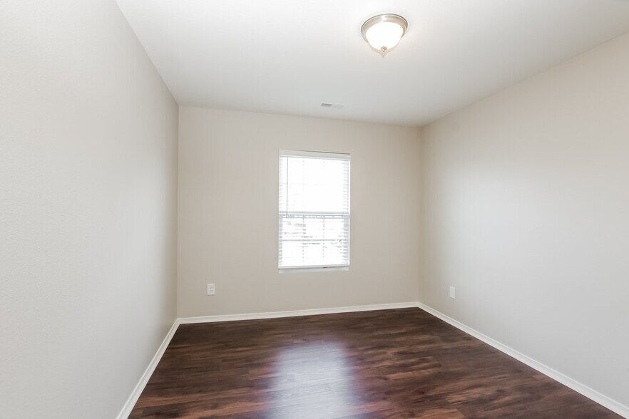 Building Photo - 910 Willow Wind Dr