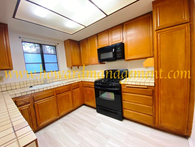 Building Photo - Spacious Townhouse condo with central A/C,...