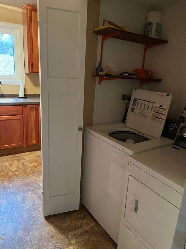 Building Photo - 429 W Eagle Lake Dr