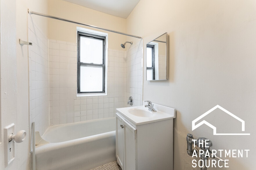 Building Photo - 621 W Melrose St