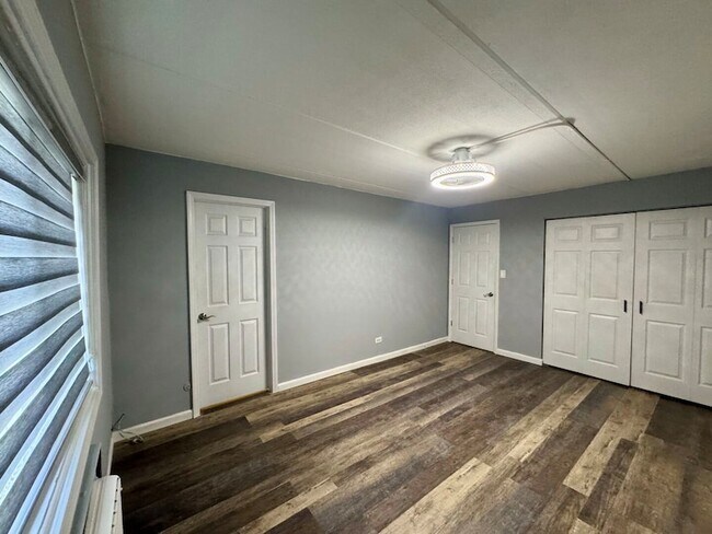 Building Photo - 270 Shorewood Dr