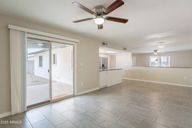Building Photo - 3422 E Altadena Ave