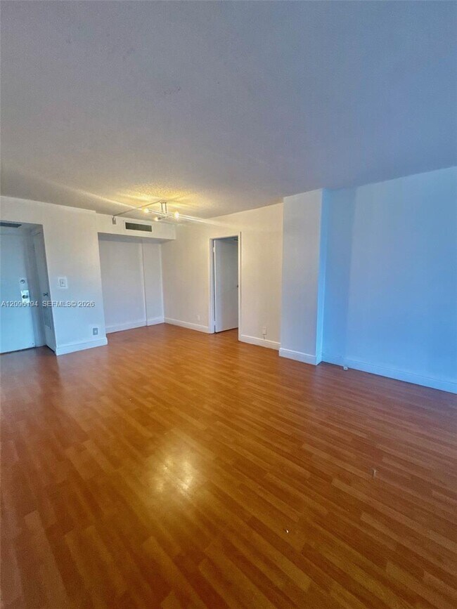 Building Photo - 3475 N Country Club Dr