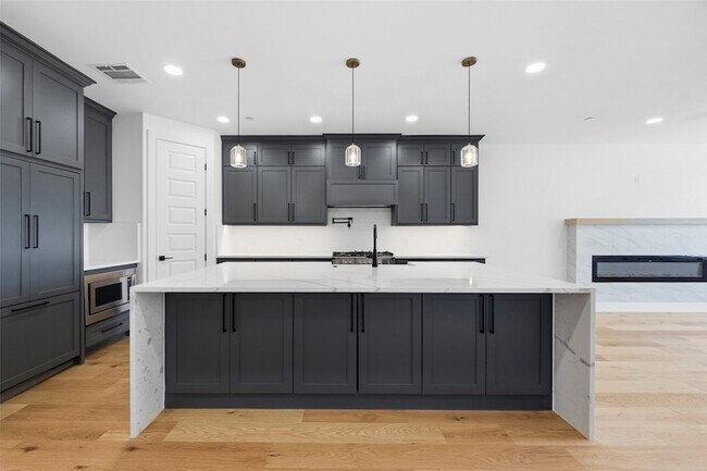 Building Photo - 404 Vista Buena Trl