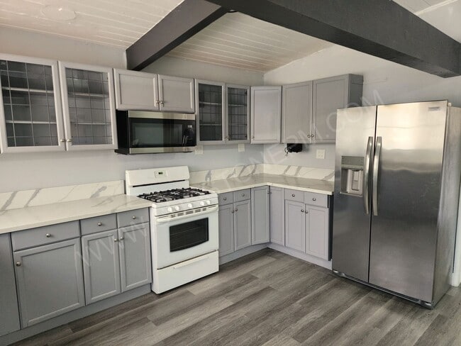Building Photo - 2 Bedroom, 1 bathroom