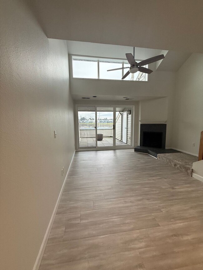 Building Photo - Beautiful Hayden Bay Condo with Mount Hood, River and Marina Views!