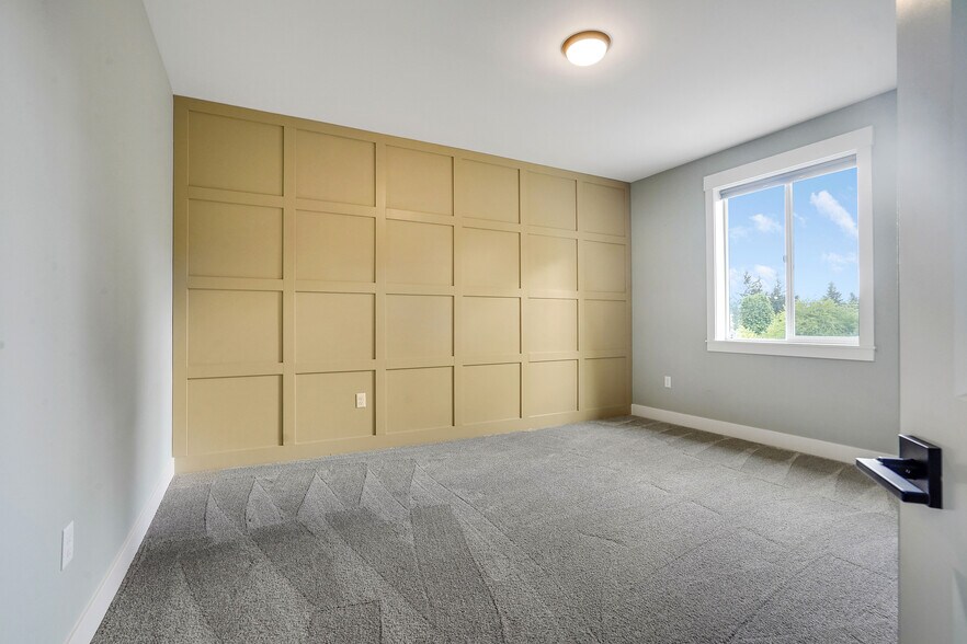 Building Photo - 1132 Thunderbird Ave S