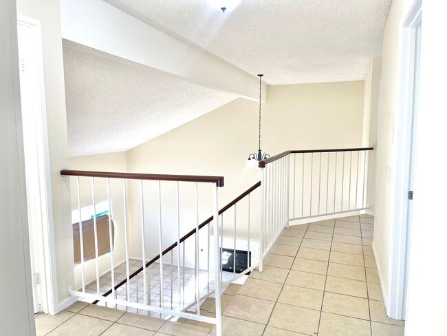 Building Photo - Spacious Five Bedroom Home in North Rialto...