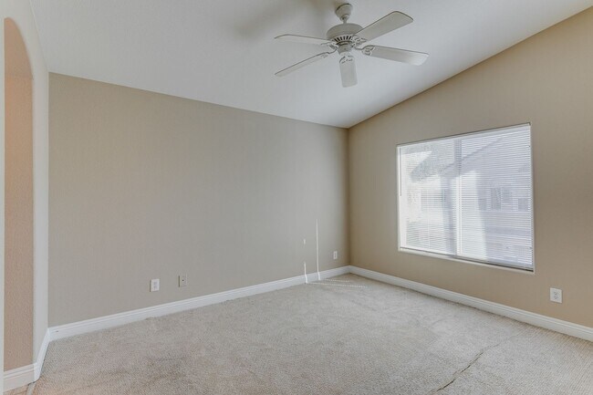 Building Photo - Cozy 2-Bedroom Henderson Townhome with Double-Sided Fireplace