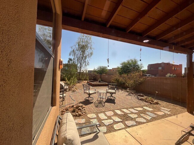 Building Photo - Furnished monthly rental home with long te...