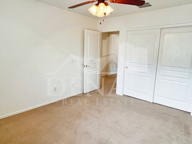 Building Photo - 113 E Palomino Dr