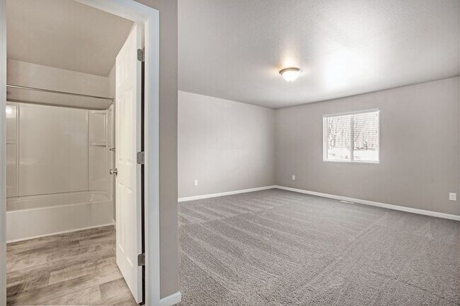 Building Photo - 17544 Silver Maple St