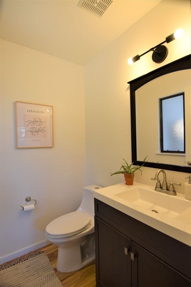 Building Photo - Beautiful 4bd/ 2.5 ba House