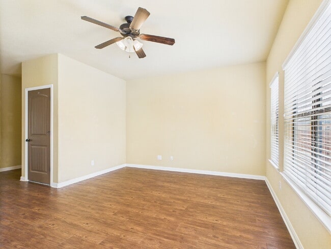 Building Photo - 3-Bedroom Retreat with 2.5 Baths in Freder...