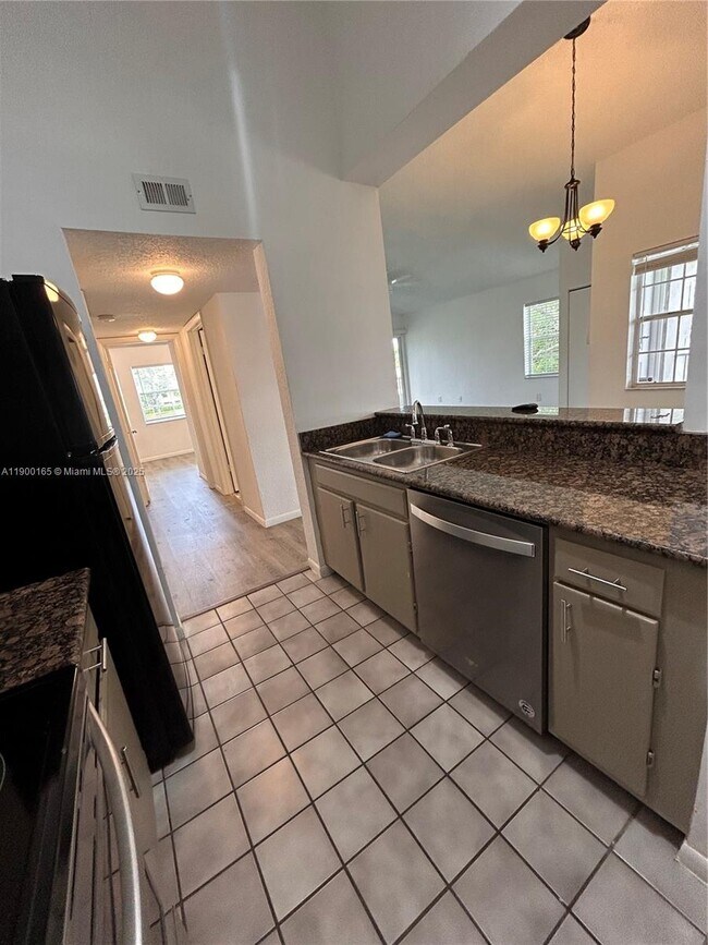 Building Photo - 2841 N Oakland Forest Dr