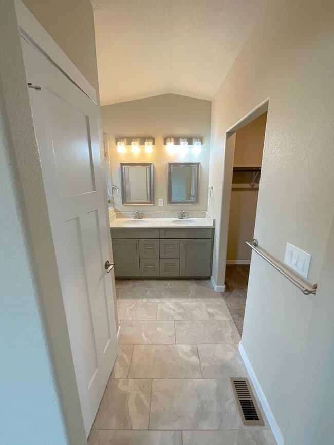 Building Photo - 3 Bedroom Home Available Near S Powers Blv...