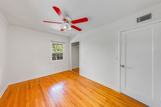 Building Photo - Private 2-Bedroom Fair Oaks Duplex with Gated Driveway & Garage!