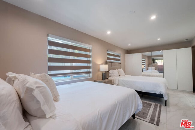 Building Photo - 20412 Oxnard St