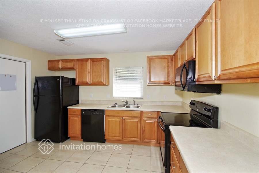 Building Photo - 2831 Bermuda Ave N