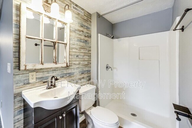 Building Photo - 226 Creekway Ct