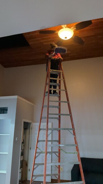 Building Photo - 409 S Spring St